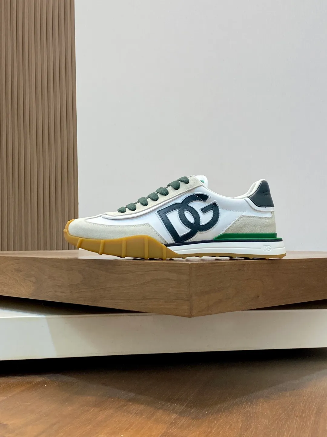 💰800 Dolce&Gabbana/Dolce & Gabbana men’s new casual sports shoes This sneaker is made of multiple materials. The nylon fabric upper is integrated with glossy leather, suede leather and rubber elements, and is decorated with reflective details. It has a silk-screen logo and a dual design of thick round and flat laces. It has a square toe, rubber foam midsole and gear pattern rubber composite sole decorated with the iconic "DG" logo. The shoe body is decorated with three-dimensional labels with the brand logo in many places. The style is fashionable and elegant, and the unique design is presented in a dazzling and modern new language. The fabric towel lining is paired with logo cowhide feet for a stylish and stylish look! Comes with a full set of packaging! Size: 39-40-41-42-43-44 leather shoe size (38/45 can be customized but does not support returns)